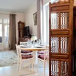 Daire Elegant Terrace - Steps From The Sea *