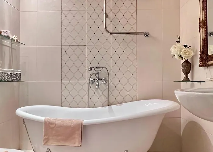 Apartment Elegant Terrace - Steps From The Sea