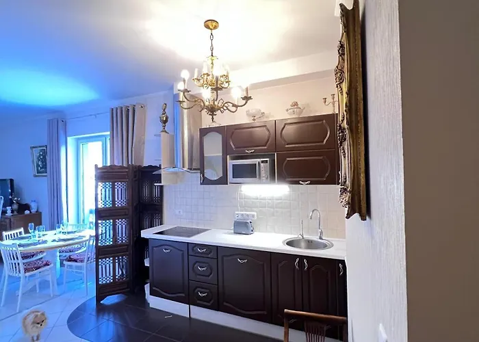 Elegant Terrace - Steps From The Sea Apartment *